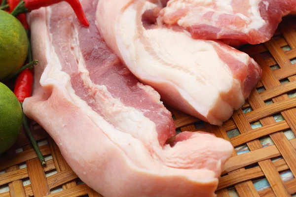 La carne de cerdo rayada en la cesta - para cocinar . — Foto de Stock