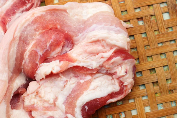 La carne de cerdo rayada en la cesta - para cocinar . — Foto de Stock