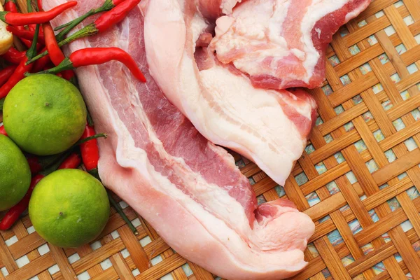 Buikspek varkensvlees in de mand - voor het koken. — Stockfoto