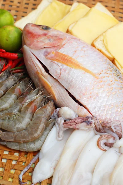 新鮮な魚、イカ、エビ、ムラのある豚肉ソーセージ - 調理用. — ストック写真