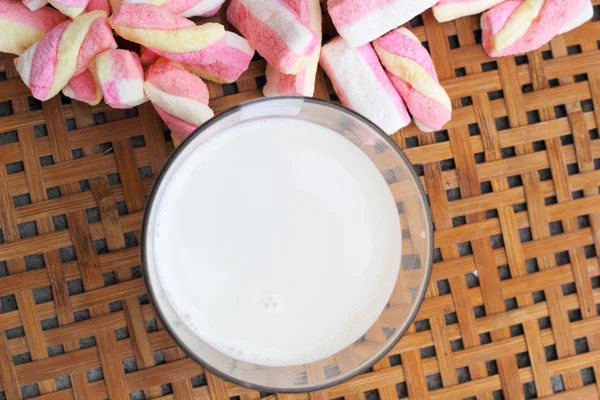 Fresh milk and pink marshmallows — Stock Photo, Image