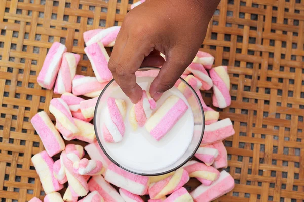 Färsk mjölk och rosa marshmallows — Stockfoto