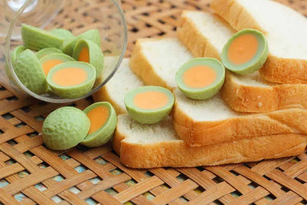 Pão fatiado com verde chocolate — Fotografia de Stock