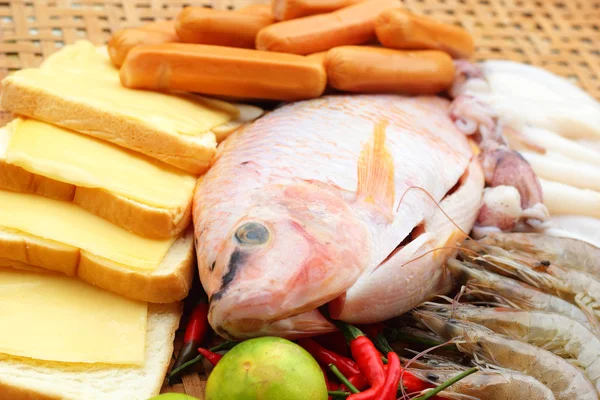 Taze balık, kalamar, karides, çizgili domuz, sosis pişirme için-. — Stok fotoğraf