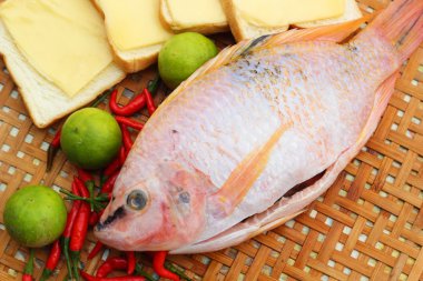 taze balık yemek için sepet-. 