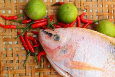 taze balık yemek için sepet-. 