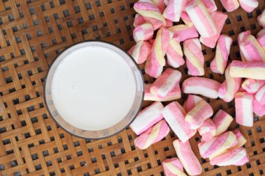 taze süt ve pembe şekerleme 