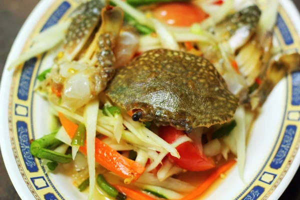 Salada de mamão de frutos do mar em uma chapa — Fotografia de Stock