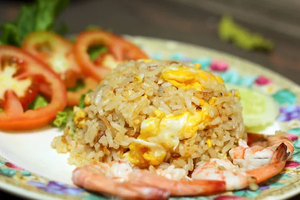 Krevety smažené rýže na talíři — Stock fotografie