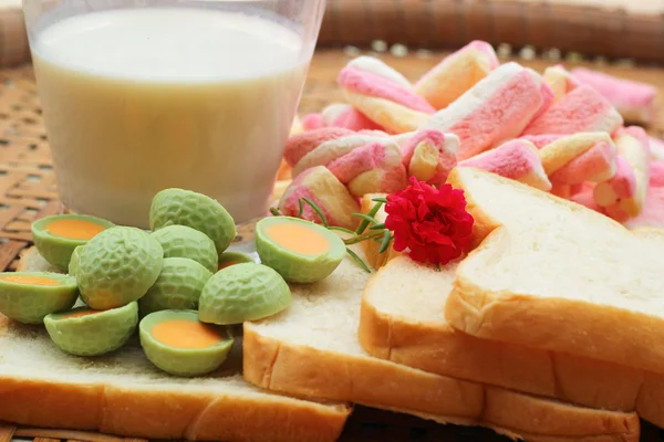 Leite fresco e marshmallows rosa com uma fatia de pão . — Fotografia de Stock