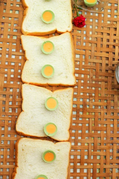 Pão fatiado com verde chocolate — Fotografia de Stock