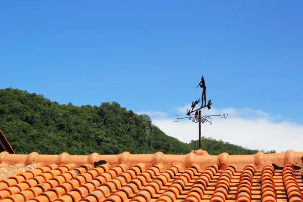 Плитка крыши старого фона винтажный с природой и небом . — стоковое фото