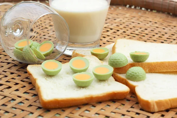 Assiette de lait et pain frais au chocolat vert . — Photo