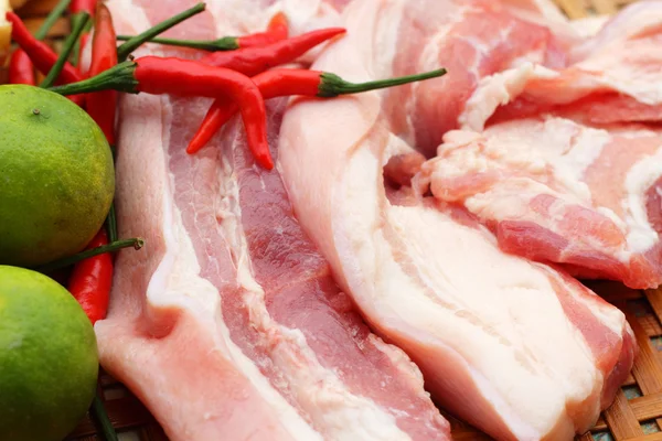 Buikspek varkensvlees in de mand - voor het koken. — Stockfoto