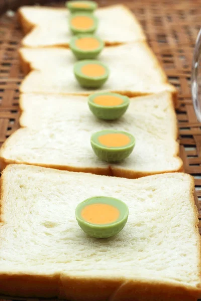 Pão fatiado com verde chocolate — Fotografia de Stock