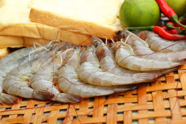 Shrimp - for cooking, place the basket. — Stock Photo, Image