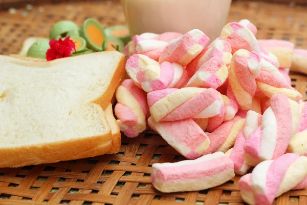Fresh milk and pink marshmallows with a slice of bread. — Stock Photo, Image