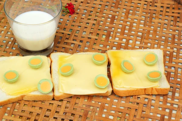 Leite fresco e pão ao queijo com chocolate verde . — Fotografia de Stock