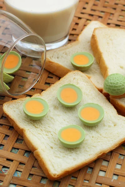 Leite fresco e prato de pão com verde chocolate . — Fotografia de Stock