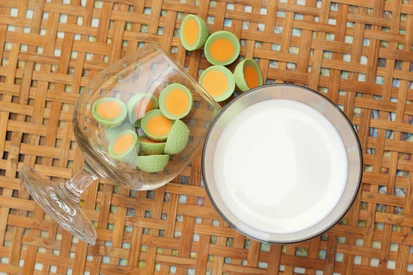 緑のチョコレートの新鮮な牛乳とパンをプレート. — Stock fotografie