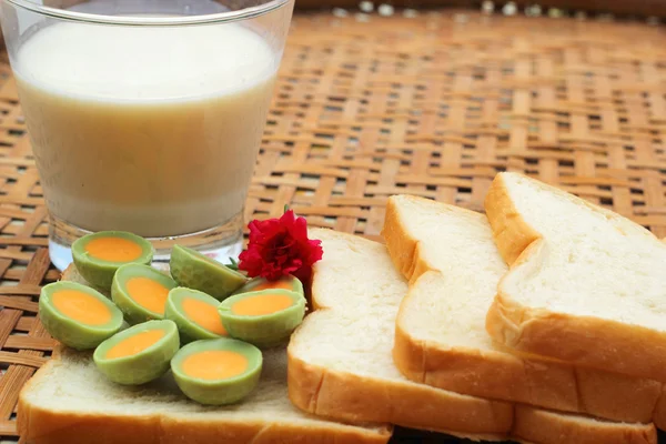 Leite fresco e prato de pão com verde chocolate . — Fotografia de Stock