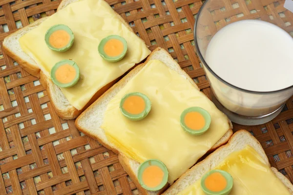 Leite fresco e pão ao queijo com chocolate verde . — Fotografia de Stock