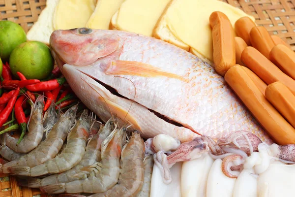 Φρέσκα ψάρια, καλαμάρια, γαρίδες, χοιρινό λίπος, λουκάνικα - για μαγείρεμα. — Φωτογραφία Αρχείου