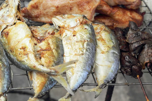 大量的鲭鱼在烤架上 — 图库照片