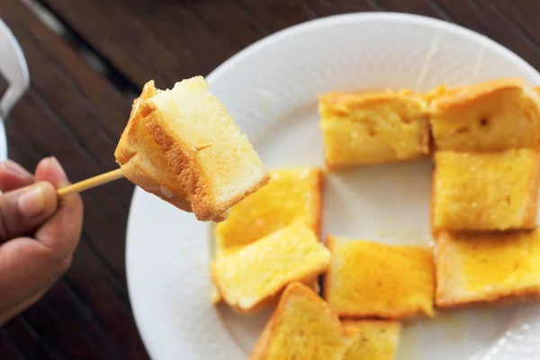 Toast mit Butter und Zucker bestreuen. — Stockfoto