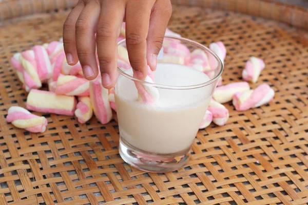 Taze süt ve pembe şekerleme — Stok fotoğraf