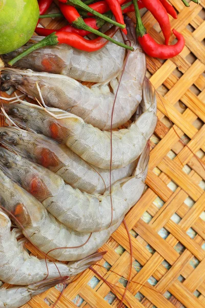 Shrimp - for cooking, place the basket. — Stock Photo, Image