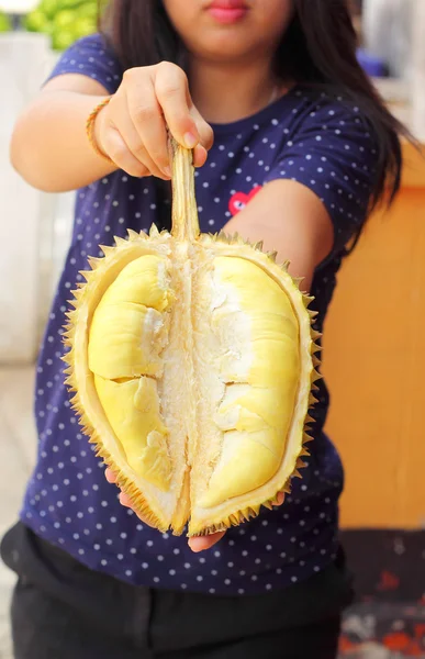 Fruta duriana madura para comer en la mano —  Fotos de Stock