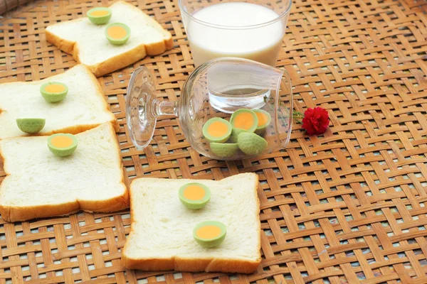 Leite fresco e prato de pão com verde chocolate . — Fotografia de Stock