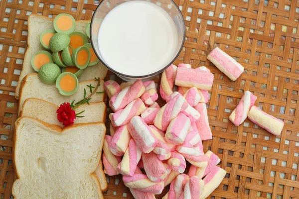 Fresh milk and pink marshmallows with a slice of bread. — Stock Photo, Image