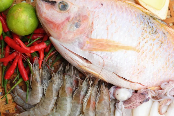 Pescado fresco, calamar, camarones, cerdo rayado, salchichas - para cocinar . — Foto de Stock