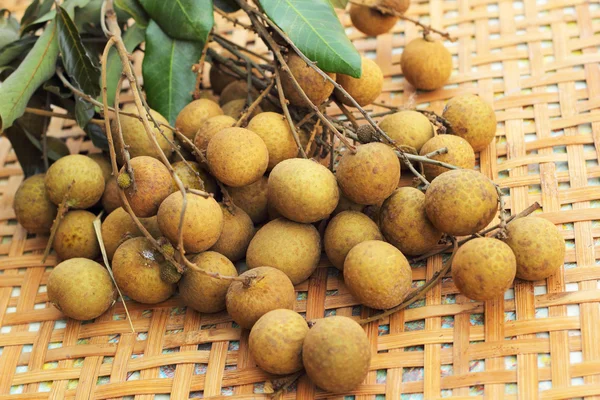 Fruta de Longan en la cesta —  Fotos de Stock