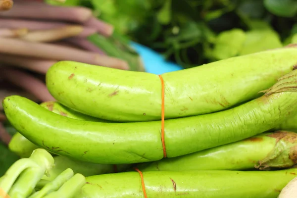 Aubergine grön på marknaden — Stockfoto