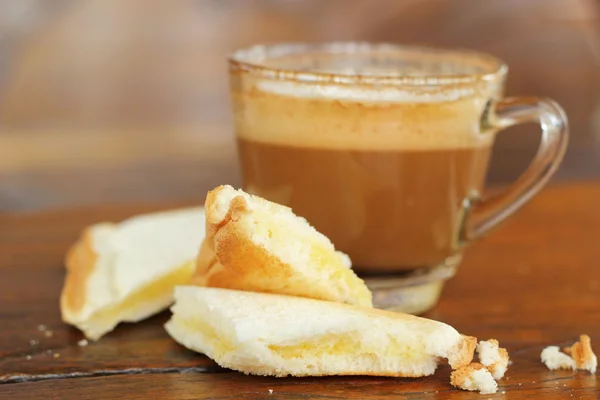 Pane e una tazza di delizioso caffè . — Foto Stock