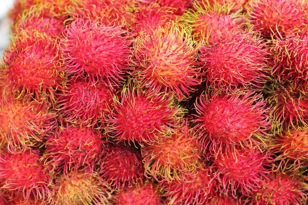 Rambutan di frutta dolce sul mercato — Foto Stock
