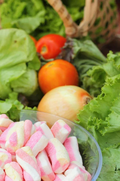 蔬菜沙拉、 番茄、 粉红色棉花糖. — 图库照片