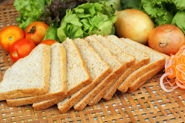 Salat mit frischem Gemüse und Vollkornbrot. — Stockfoto