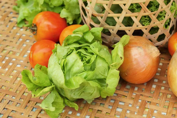 Salada de legumes e tomate na cesta — Fotografia de Stock