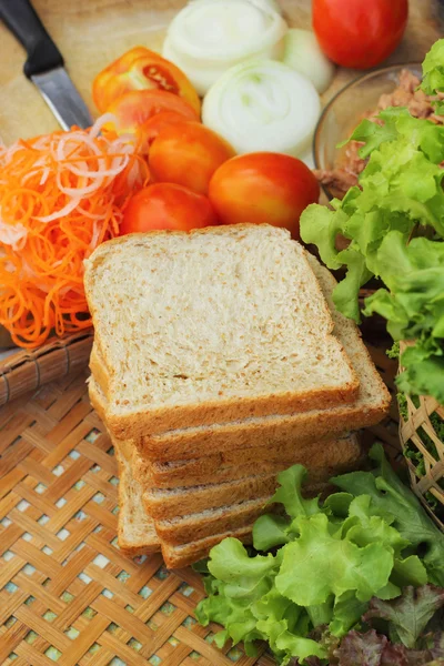 Hacer sándwich de atún con verduras frescas —  Fotos de Stock