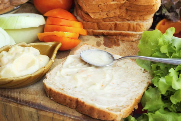 Making tuna sandwich with fresh vegetables — Stock Photo, Image