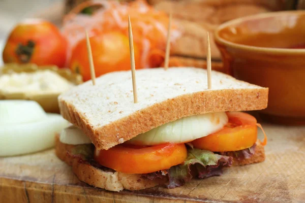 Fazer sanduíche de atum com legumes frescos — Fotografia de Stock