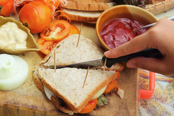 Making tuna sandwich with sliced — Stock Photo, Image