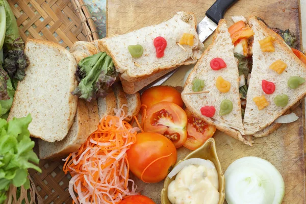 Maken tonijn sandwich met verse groenten — Stockfoto