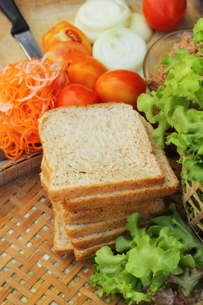 Maken tonijn sandwich met verse groenten — Stockfoto