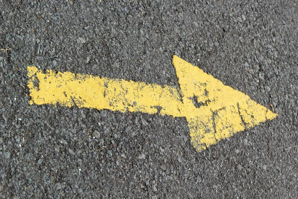Flecha amarilla en el camino — Foto de Stock