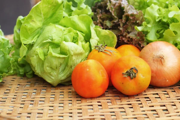 Sałatka z warzyw i pomidor w koszyku — Zdjęcie stockowe